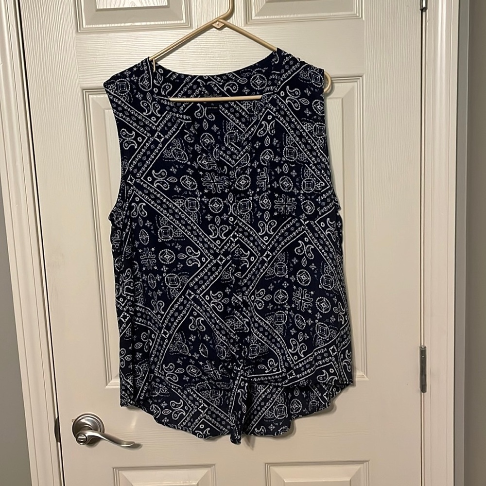 Sleeveless blouse ties in the front